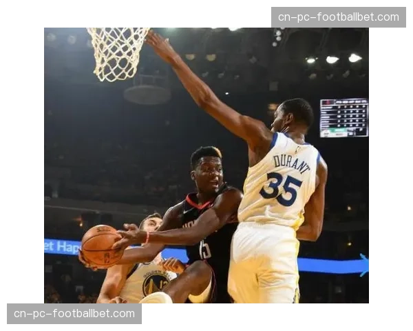 “场边视角:美因茨教练组通过实时数据平板,频繁进行战术手势交流” “场边视角:美因茨教练组通过实时数据平板,频繁进行战术手势交流”