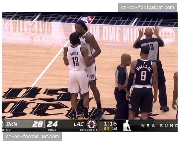 场边花絮:浙江队主帅乔迪因对判罚不满,被主裁判出示黄牌警告。 场边花絮:浙江队主帅乔迪因对判罚不满,被主裁判出示黄牌警告。